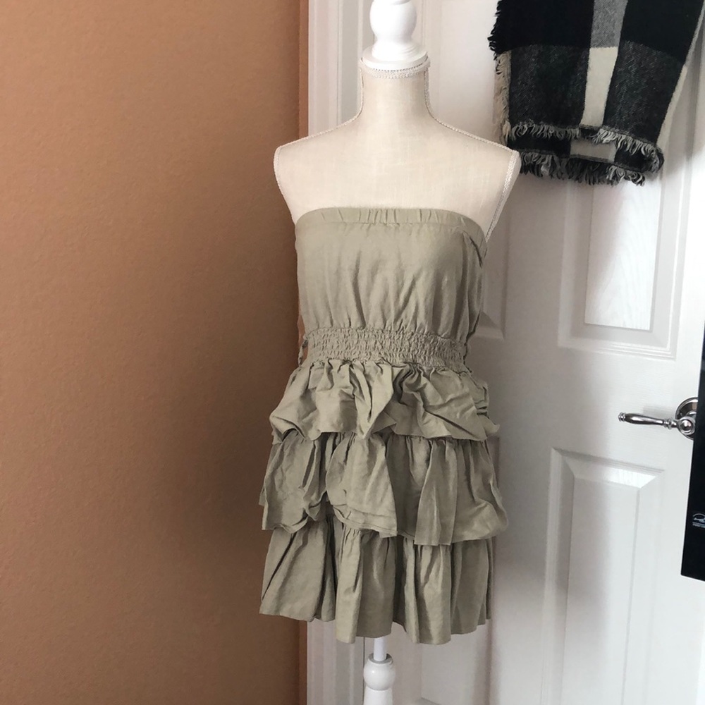 has belt straps, stretchy/ scrunchy